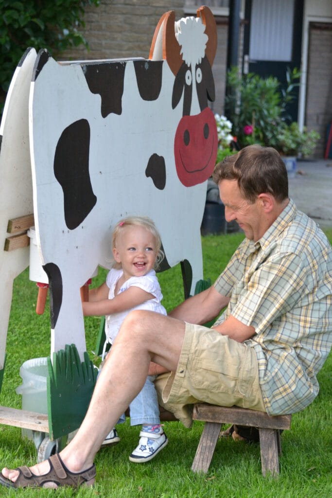 Anne melkt koe met opa 4