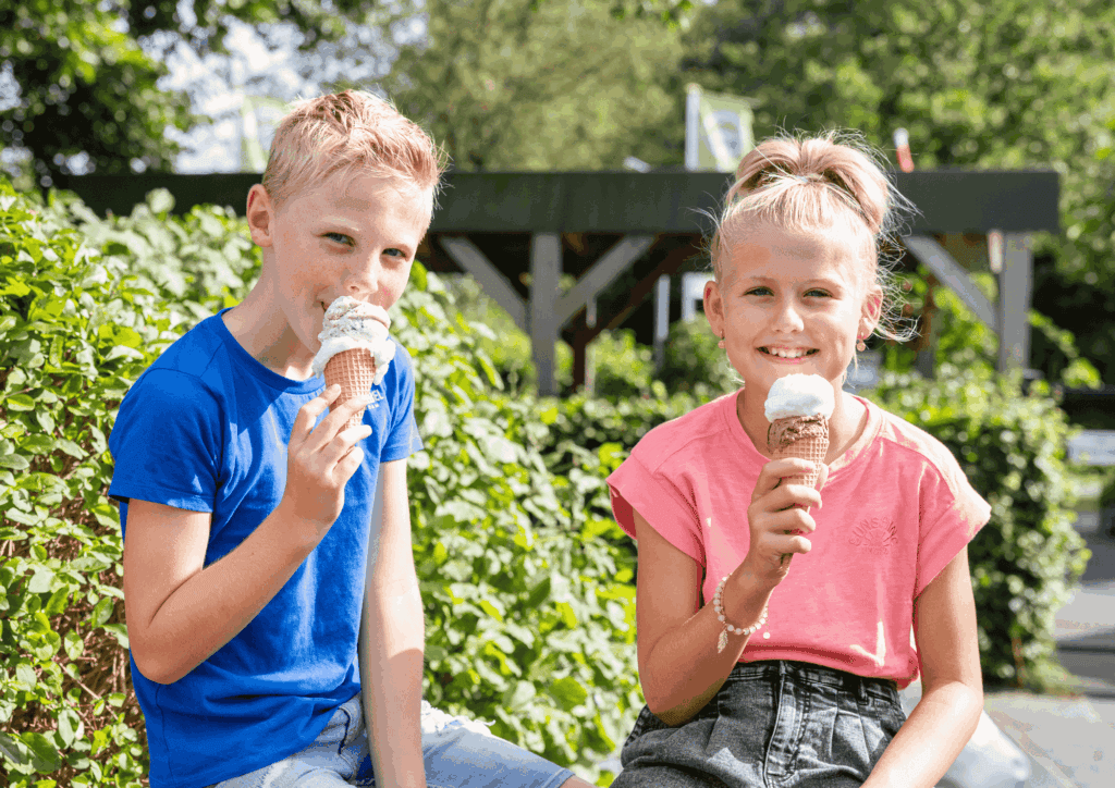 kinderen ijsje eten drentse koe.jpg